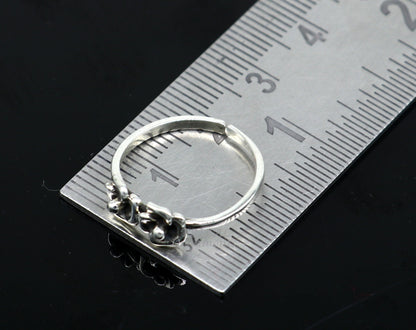 925 sterling silver handcrafted vintage ethnic brides toe ring with unique design for girls and women, by TRIBAL ORNAMENTS.