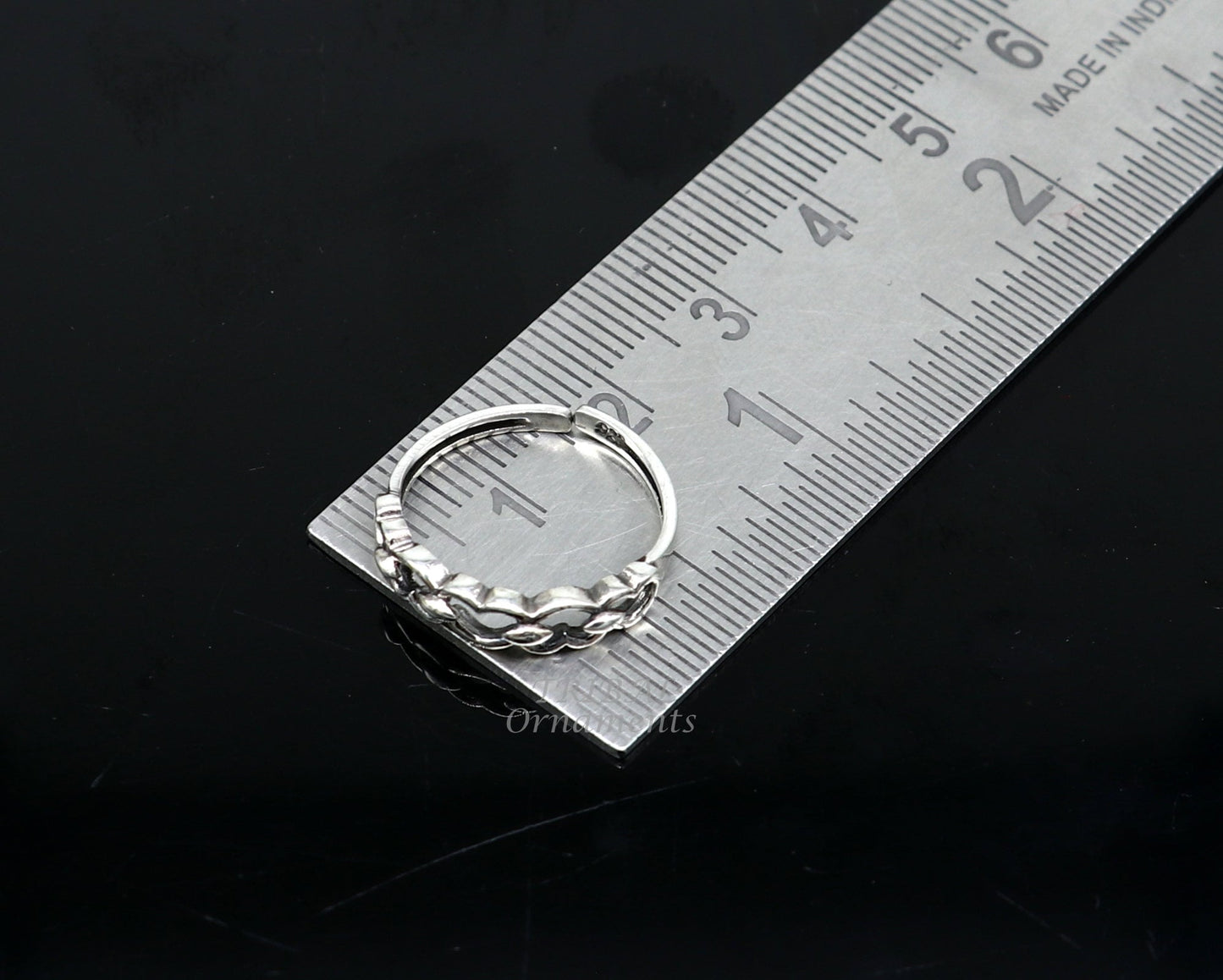 925 sterling silver handcrafted vintage ethnic brides toe ring with intricate tribal design for women and girls.