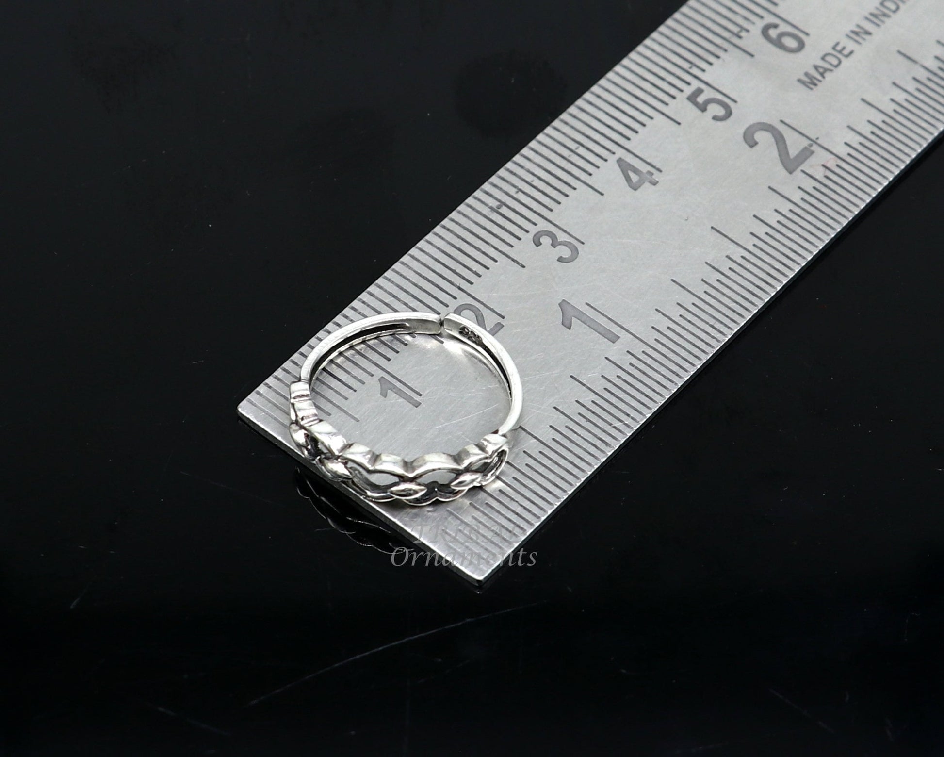 925 sterling silver handcrafted vintage ethnic brides toe ring with intricate tribal design for women and girls.