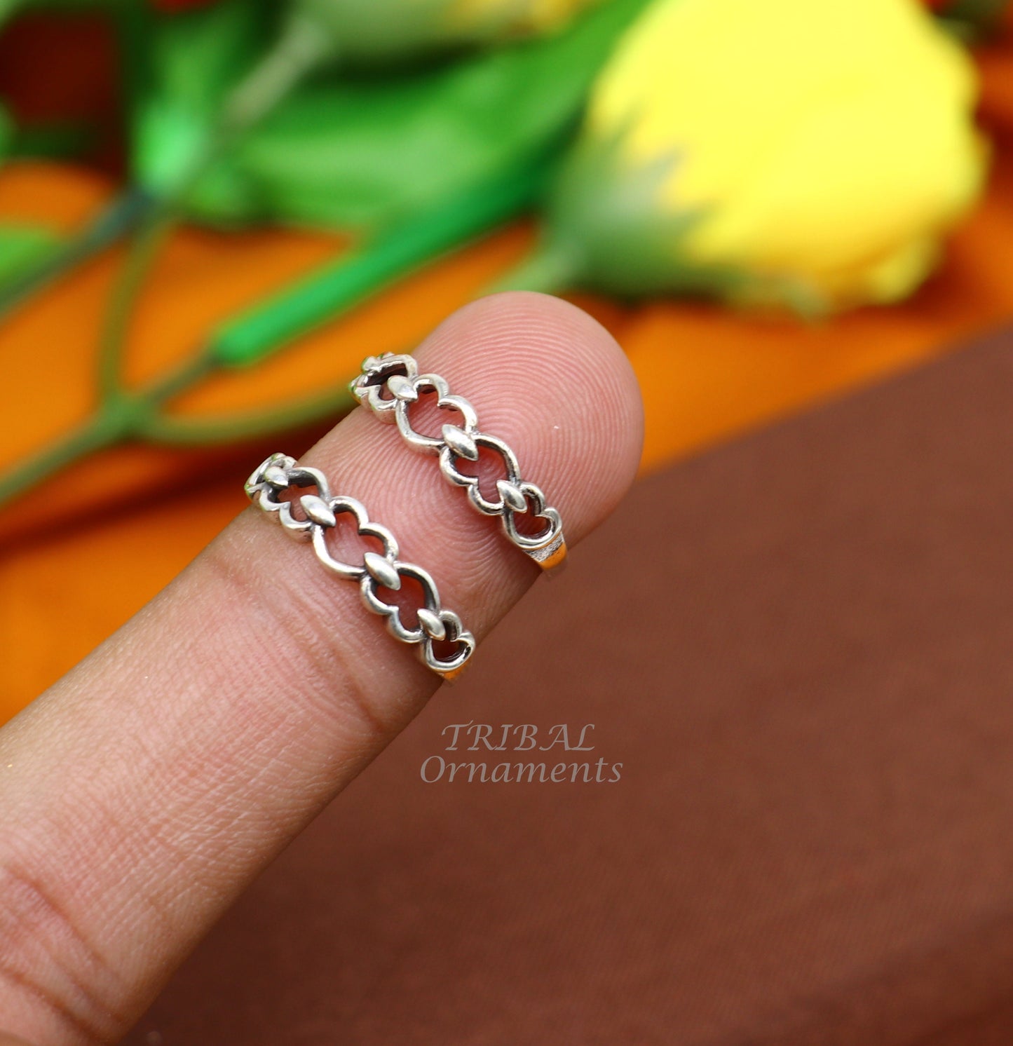Sterling silver handcrafted vintage ethnic brides toe ring with unique design, for girls and women, by TRIBAL ORNAMENTS.