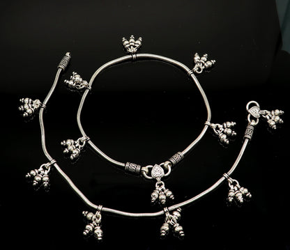 Sterling silver snake chain ankle bracelet with single-layer design, ideal for belly dance and trendy foot jewelry.