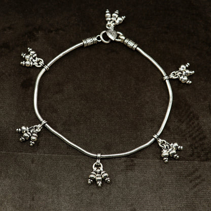 Sterling silver snake chain ankle bracelet with a single-layer design, ideal for belly dance and trendy foot jewelry.