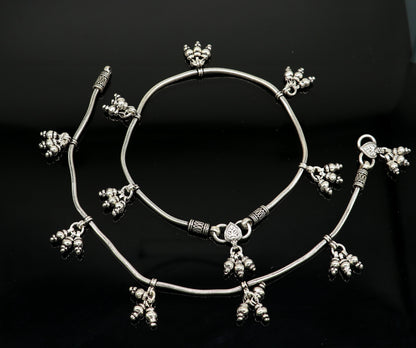 Sterling silver snake chain ankle bracelet with a single layer design, ideal for belly dance and trendy foot jewelry.