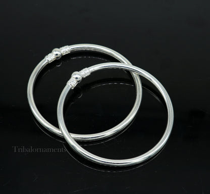Sterling silver round bangle bracelet with a shiny, plain design, stylish and elegant jewelry suitable for brides and belly dance.