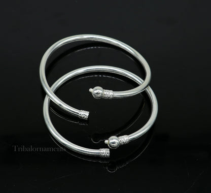 Sterling silver round bangle bracelet with shiny, plain design by TRIBAL ORNAMENTS, stylish jewelry for brides and belly dance.