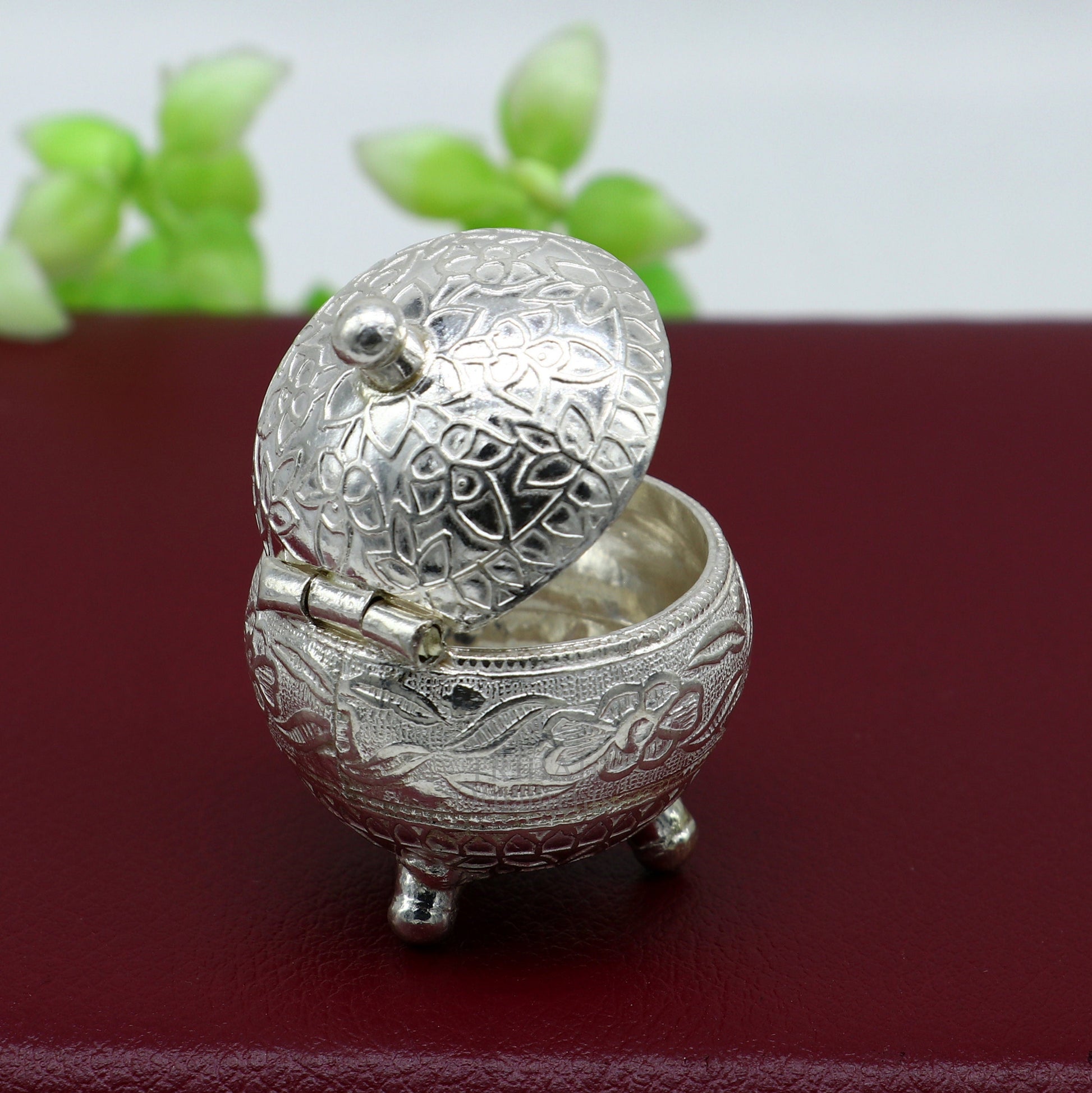 Exclusive 925 sterling silver unique antique design handmade brides eyes kajal box, kumkum sindur box, small trinket box article stb354 - TRIBAL ORNAMENTS