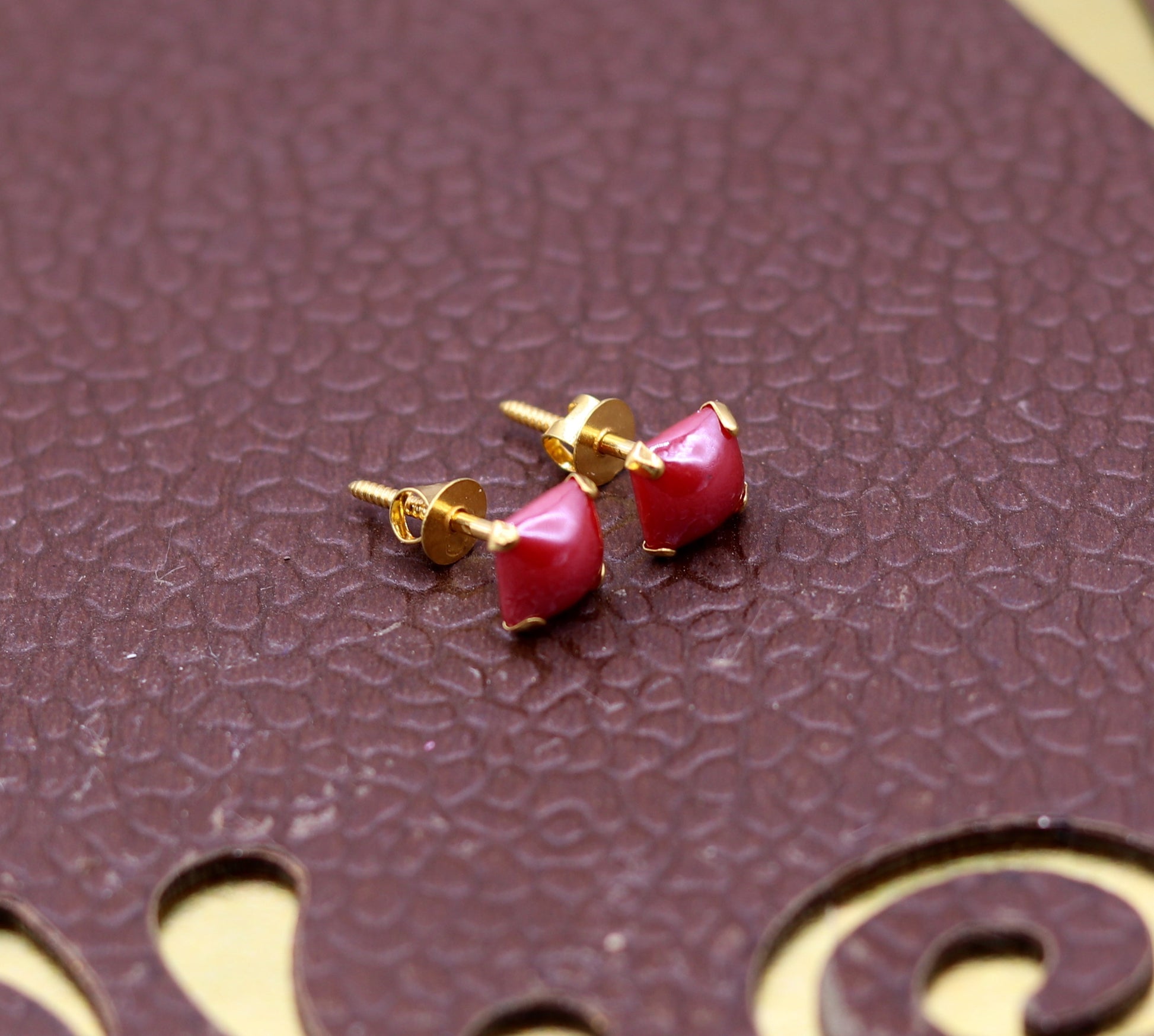 Fabulous Red color stone 18kt yellow gold handmade stud earring excellent daily use gifting light weight jewelry india   er99 - TRIBAL ORNAMENTS