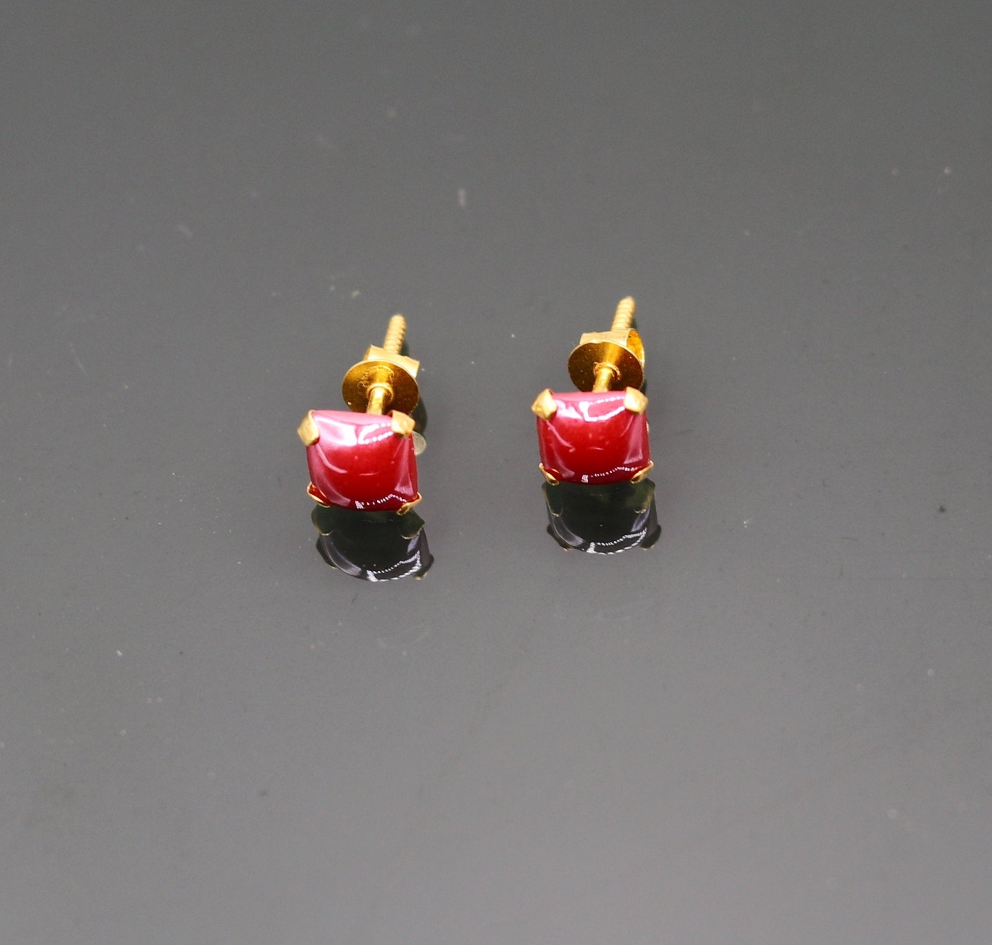 Fabulous Red color stone 18kt yellow gold handmade stud earring excellent daily use gifting light weight jewelry india   er99 - TRIBAL ORNAMENTS