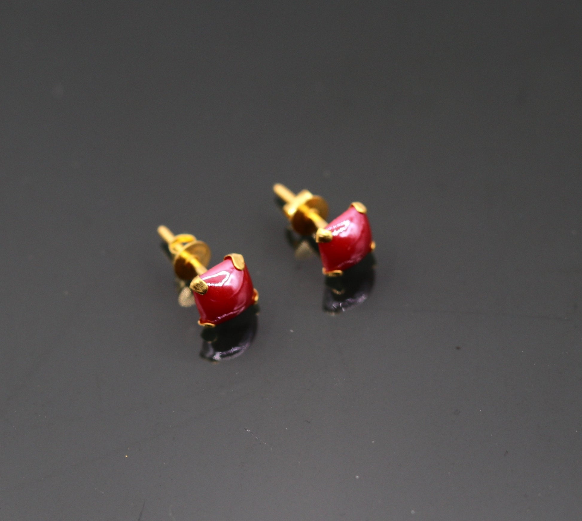 Fabulous Red color stone 18kt yellow gold handmade stud earring excellent daily use gifting light weight jewelry india   er99 - TRIBAL ORNAMENTS