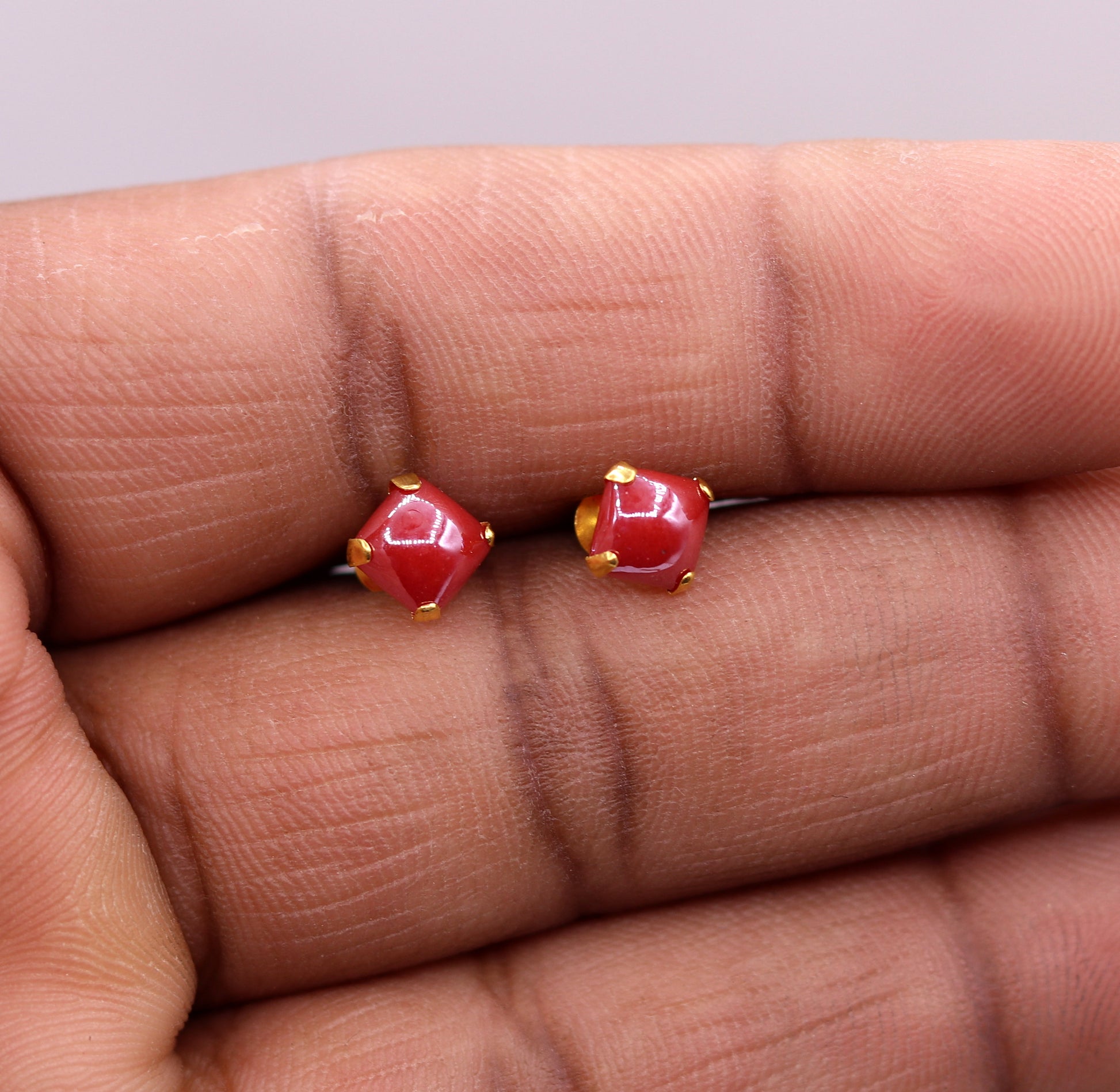 Fabulous Red color stone 18kt yellow gold handmade stud earring excellent daily use gifting light weight jewelry india   er99 - TRIBAL ORNAMENTS