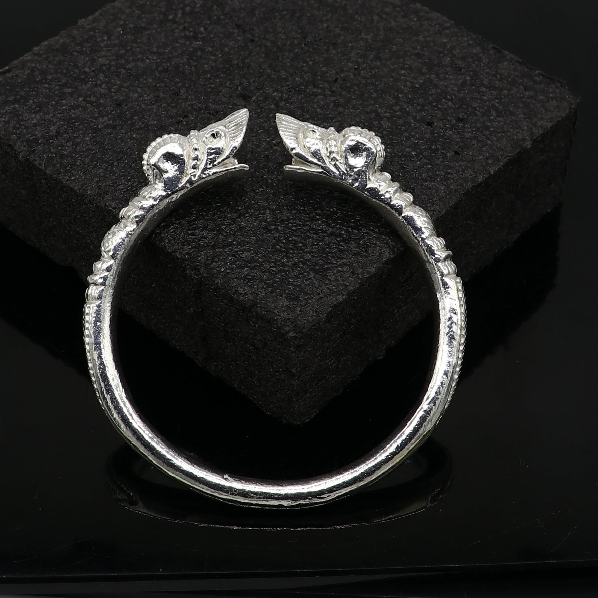 Solid 925 silver crocodile design bangle cuff bracelet for men, handcrafted vintage style jewelry by TRIBAL ORNAMENTS.