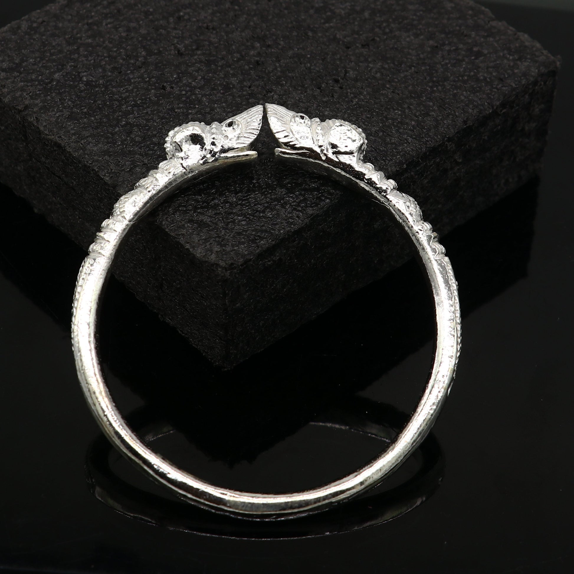 Solid 925 silver crocodile design bangle cuff bracelet for men, handcrafted vintage-style jewelry by TRIBAL ORNAMENTS.