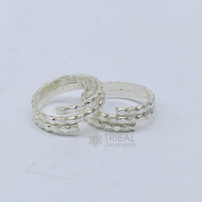 Solid silver toe ring with handmade spiral design from TRIBAL ORNAMENTS, traditional Indian tribal jewelry for women.