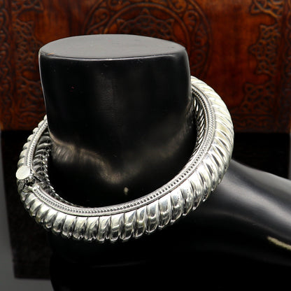 Vintage Rajasthan tribal silver ankle kada foot bracelet, traditional ankle jewelry for brides and belly dance adornment.