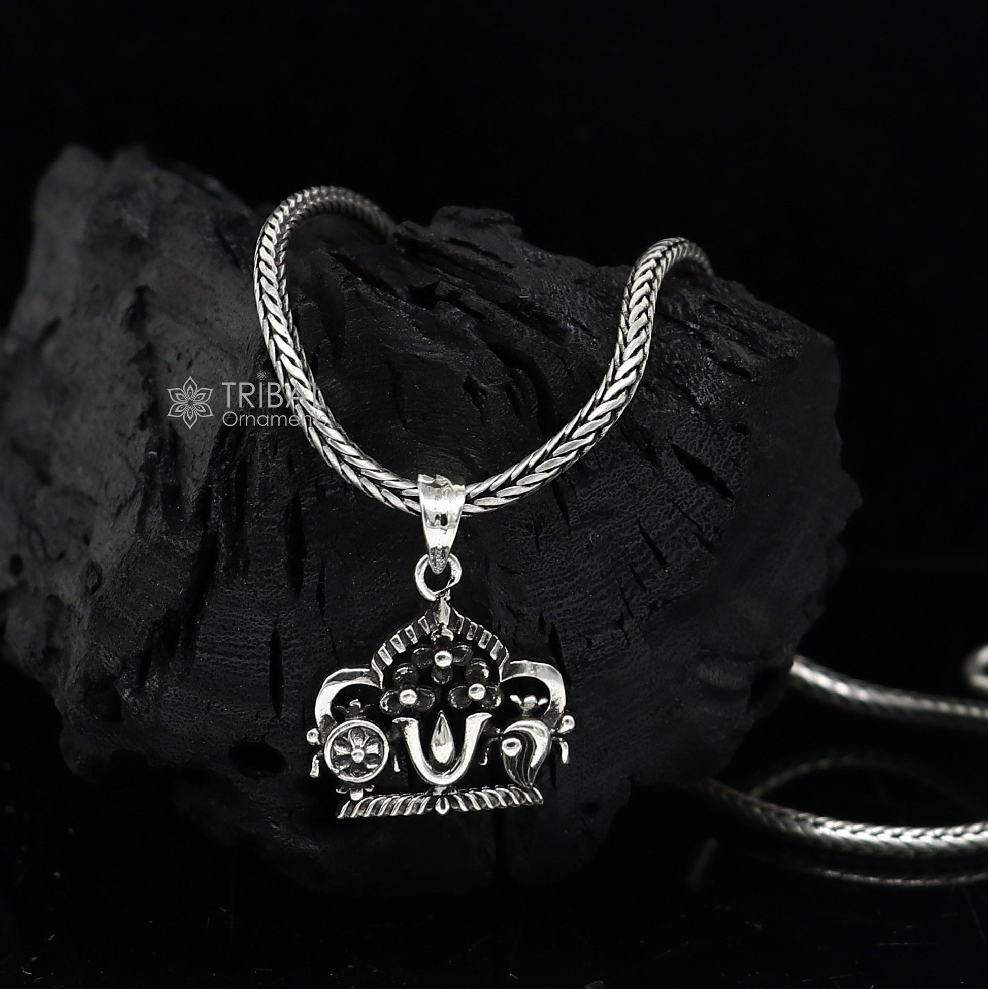 925 silver Swaminarayan pendant with wheat chain, unisex divine jewelry, delicate tribal ornaments necklace, ideal for gifting.