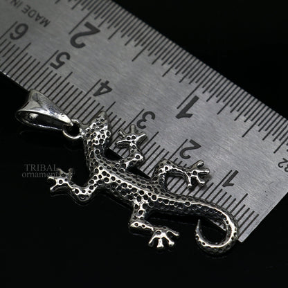 Sterling silver lizard design pendant from TRIBAL ORNAMENTS, handmade jewelry with attractive, detailed lizard motif for gifting.