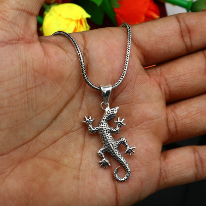 925 sterling silver lizard pendant by TRIBAL ORNAMENTS featuring an intricate handmade design, ideal for gifting jewelry.