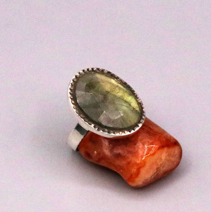 Fabulous Labradorite silver unisex ring with antique design, crafted from 925 solid silver by Tribal Ornaments.